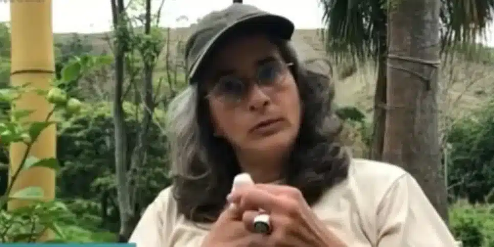 Atriz com dedo machucado (Foto: Reprodução / Record)