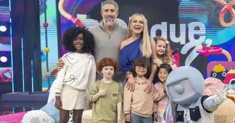 Marcos e Mion e Eliana rodeados pelas crianças do quadro Por Que, Mion (Foto: Globo/Trouva)