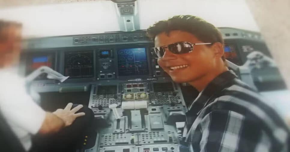 Matheus em foto antiga dentro de um avião (Foto: Reprodução)
