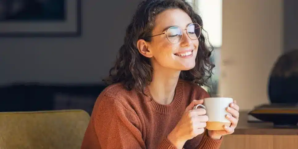 Mulher bebendo café (Foto: Canva)
