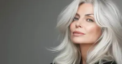 4 passos para manter o cabelo branco impecável, estiloso e rejuvenescer
