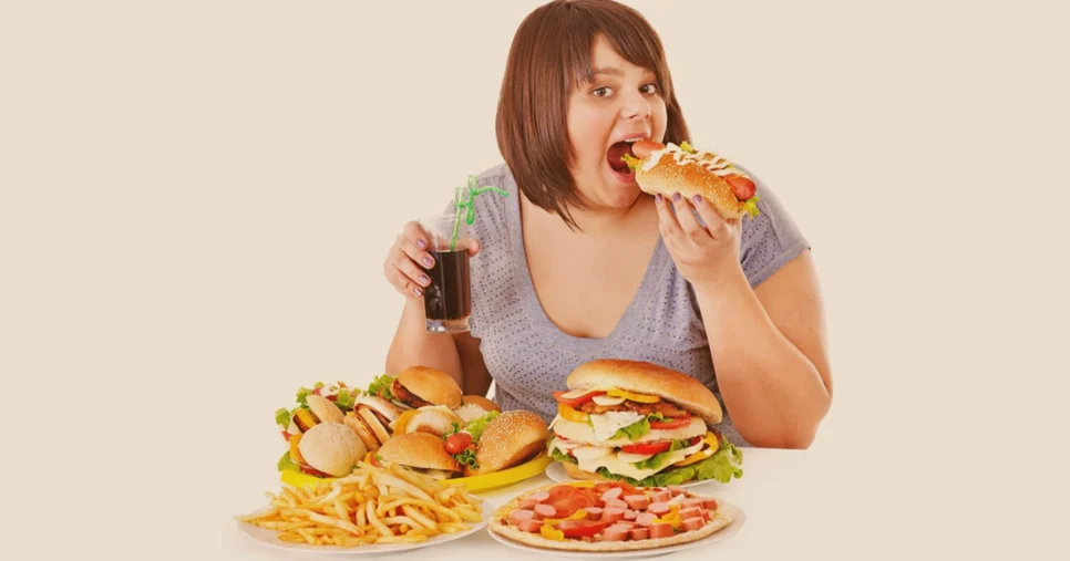 Mulher comendo muitos processados (Foto: Reprodução)