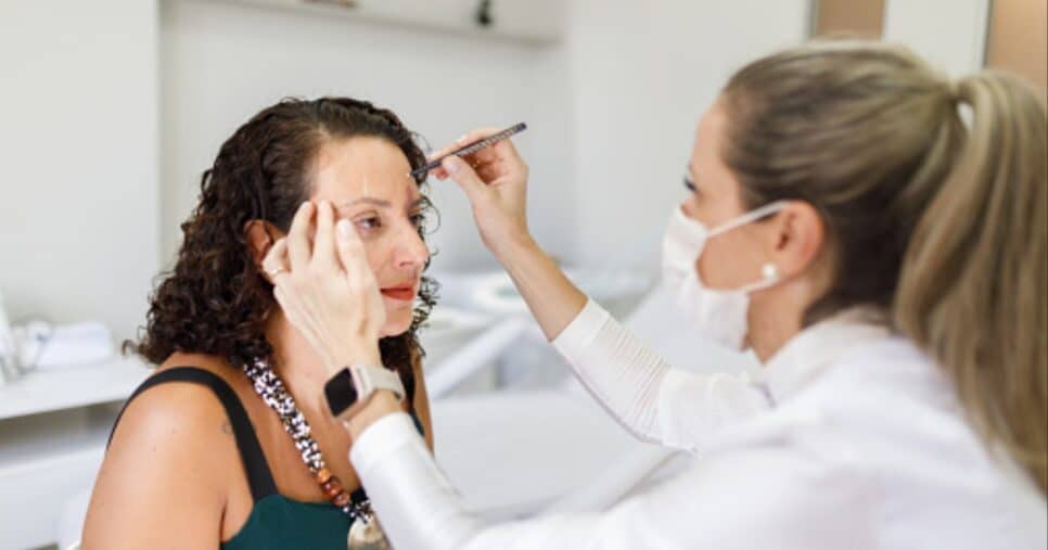 Mulher consultando com uma dermatologista (Foto: Reprodução/ Internet)