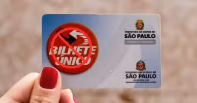 Mulher segurando Bilhete Único e imagem de bloqueio (Fotos: Reproduções / Internet / Canva)