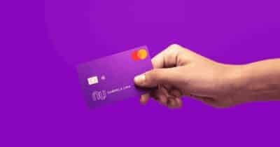Mulher segurando cartão do Nubank (Foto: Divulgação)