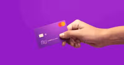 Mulher segurando cartão do Nubank (Foto: Divulgação)