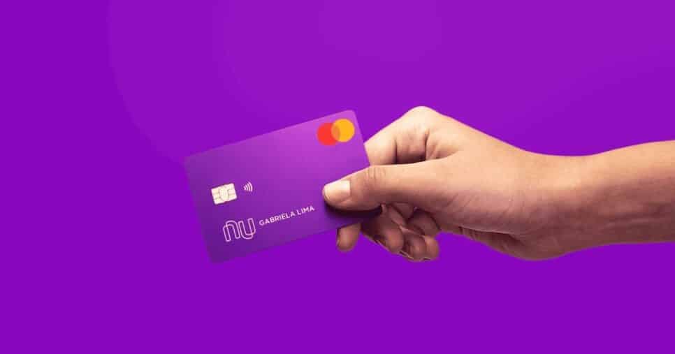 Mulher segurando cartão do Nubank (Foto: Divulgação)