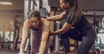 Personal trainer e aluna (Foto: Canva)
