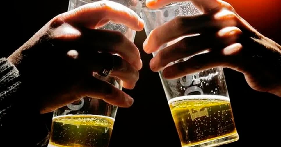 Pessoas bebendo cervejas (Foto: Reprodução)