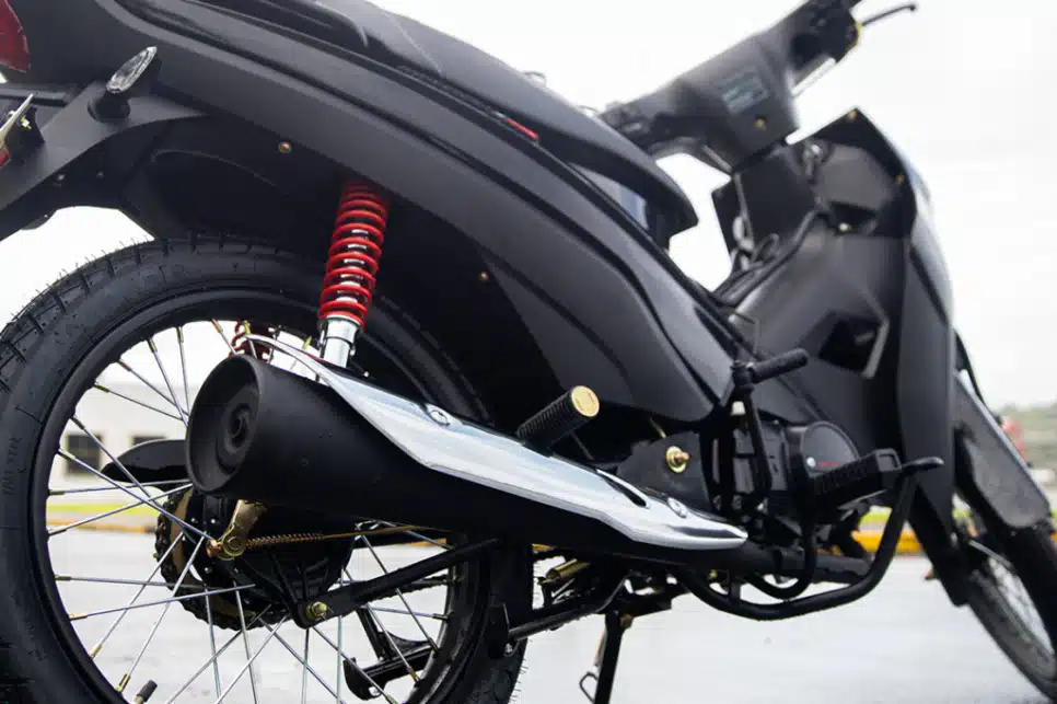 A moto tem partida elétrica e pedal (Foto: Divulgação/ Shineray)