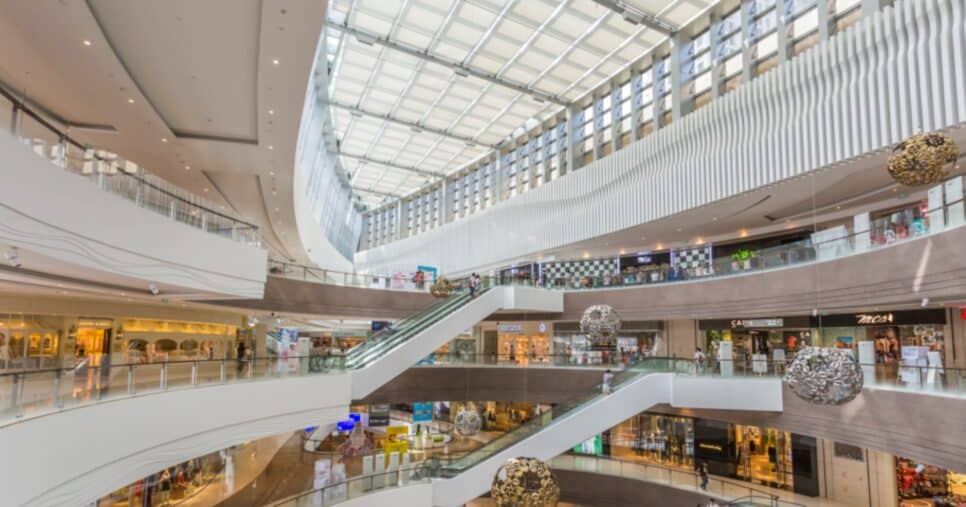 Shoppings populares tropeçam na falência e fecham as portas - Foto: Montagem