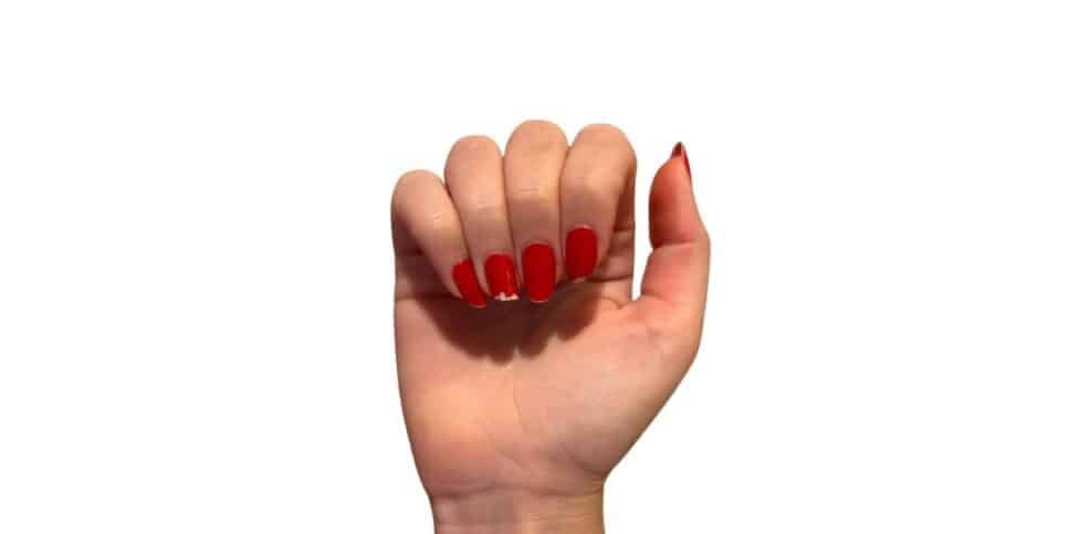 Unhas com esmalte vermelho (Foto: TV Foco)