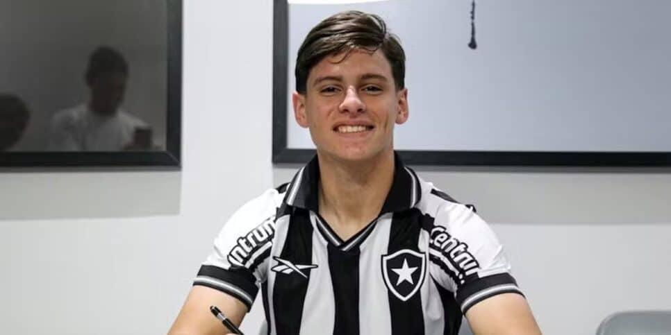 O argentino assinando o contrato com o Botafogo (Reprodução: Henrique Lima)
