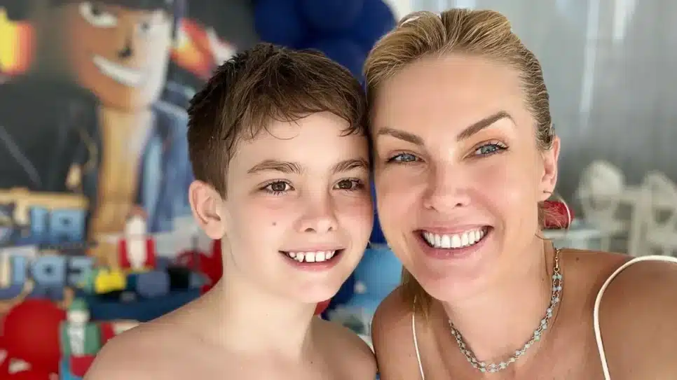 A apresentadora com o pequeno Alexandre (Foto: Reprodução/ Internet)