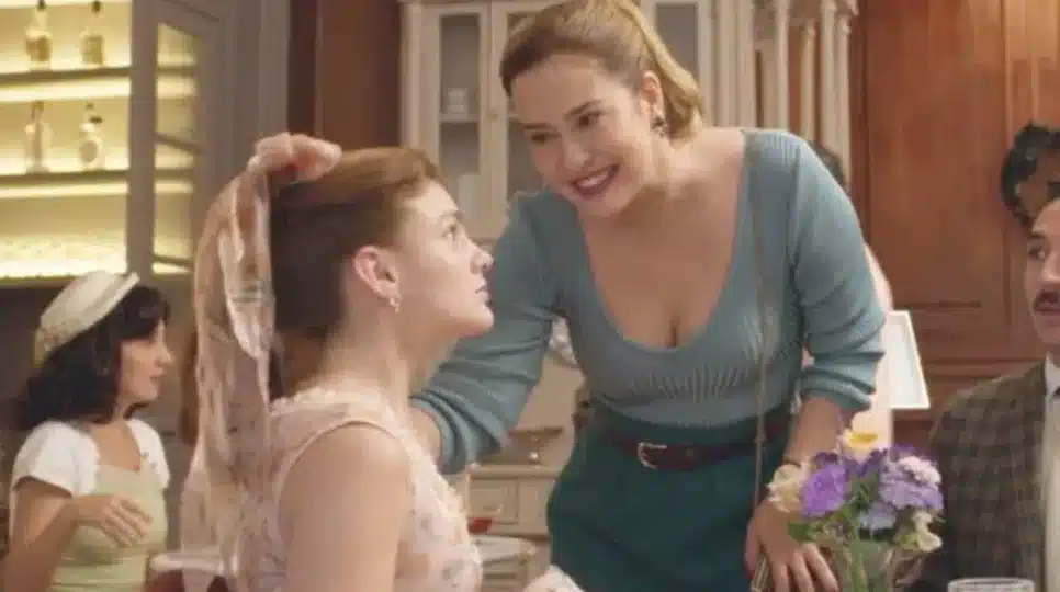 Atriz da novela Garota do Momento dá show de estrelismo com admiradores (Foto: Reprodução/ Globo)
