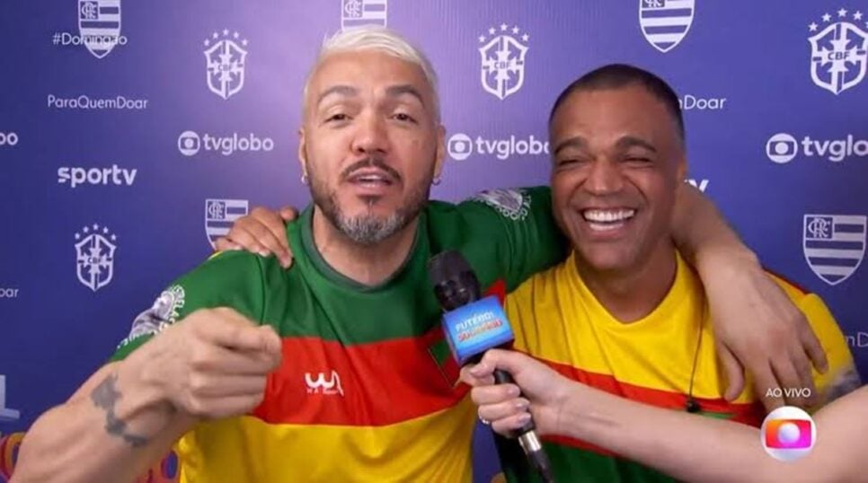 Belo e Denílson selam a paz no futebol solidário, em 2023 (Foto: Reprodução/ Globo)