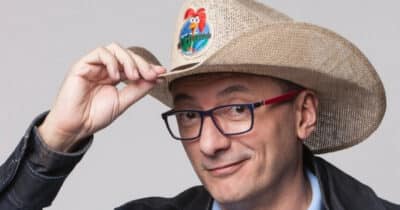 Lembra de Britto Jr., apresentador da Record? Ele vive assim hoje (Foto: Divulgação/Record)