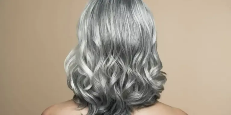 Cabelo branco bonito e luminoso: 5 produtos para evitar o tom amarelado