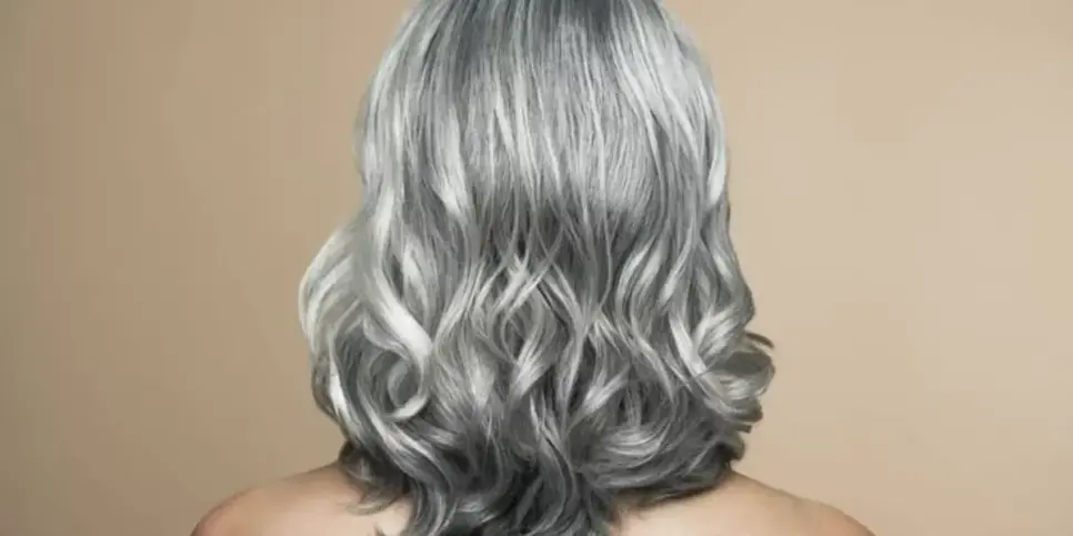 O cabelo branco está em alta, mas exige cuidados essenciais para mantê-lo mais bonito 
