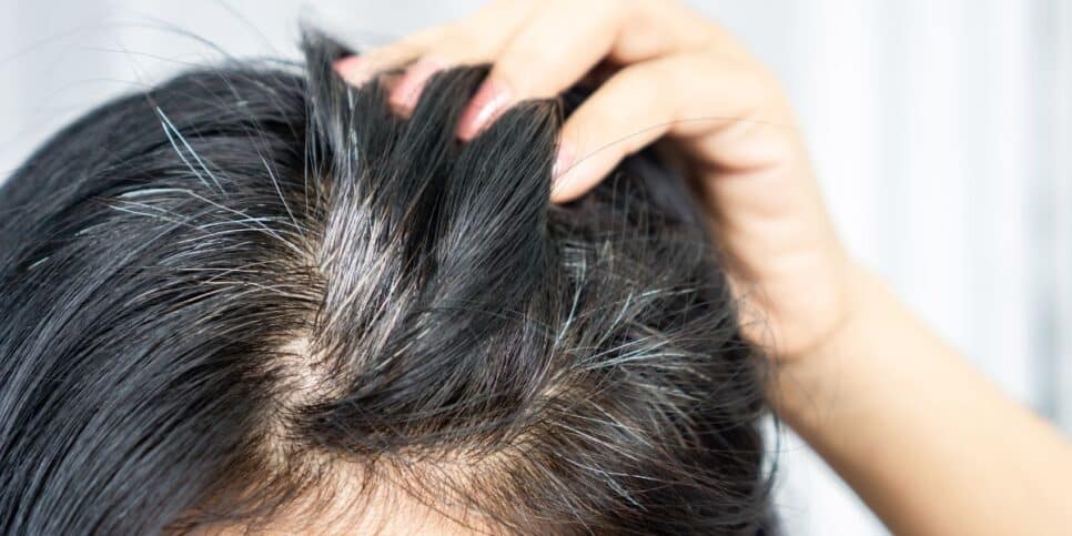 Cabelo branco é o temor de grande parte das mulheres (Reprodução: Canva)