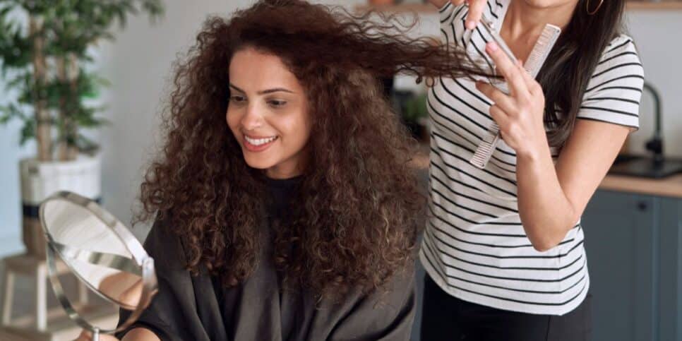 % cortes de cabelo cacheado para acabar com o frizz (Reprodução: Canva)