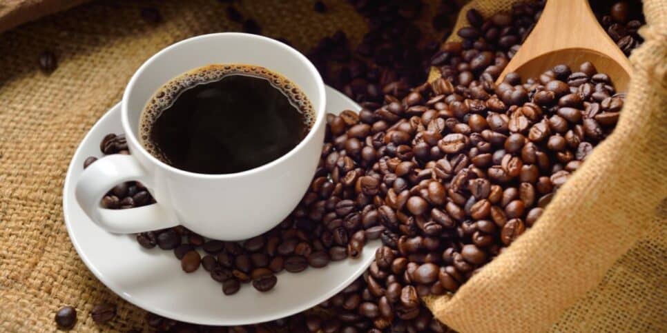 Café ajuda a colorir os fios do cabelo (Reprodução: Canva)