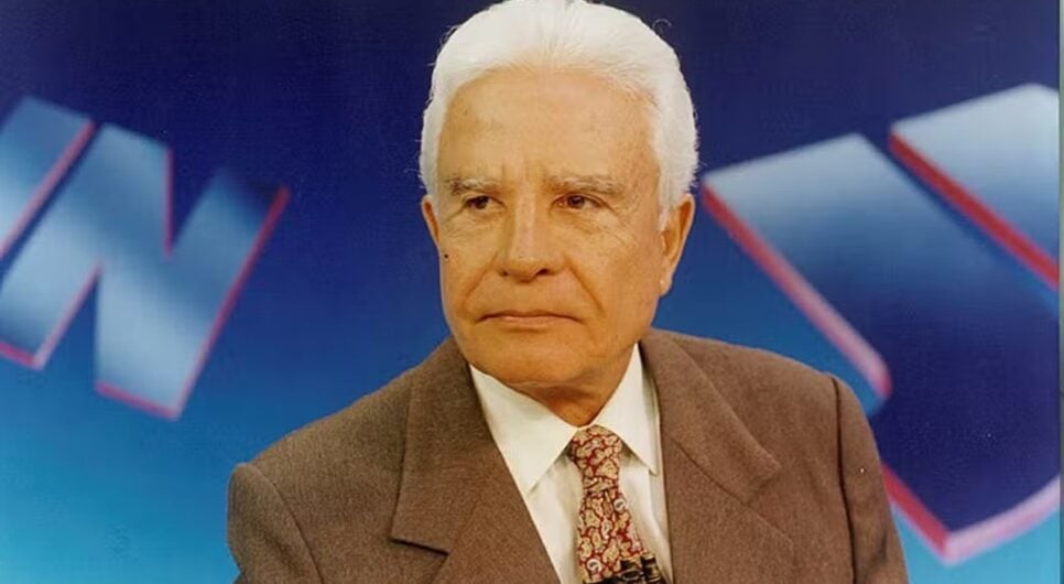 Cid Moreira na bancada do Jornal Nacional (Foto: Divulgação)