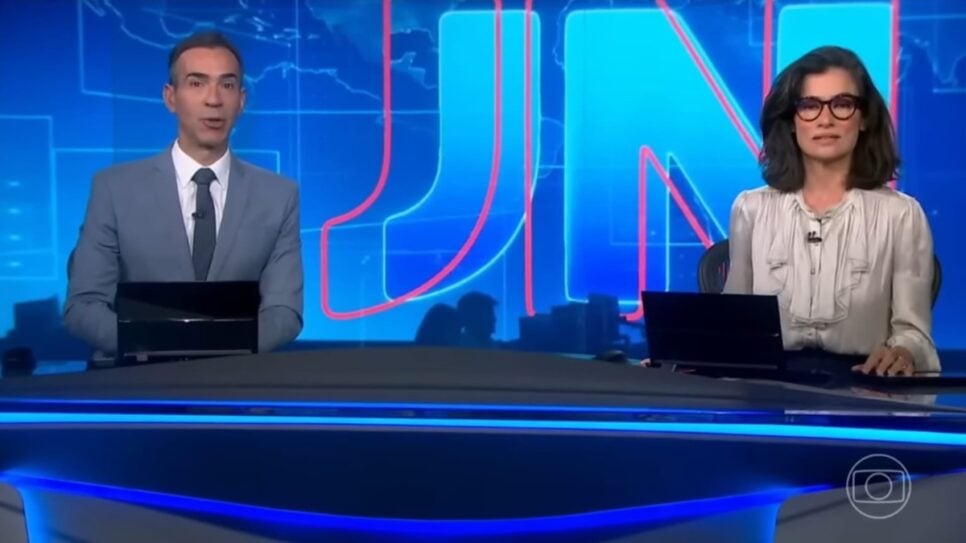 César Tralli, substituto de Bonner, ao lado de Renata Vasconcellos em edição do JN (Foto: Reprodução/ Globo)