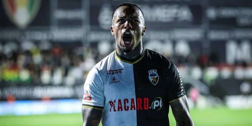 O lateral-direito tem velocidade e força física (Reprodução: Farense)