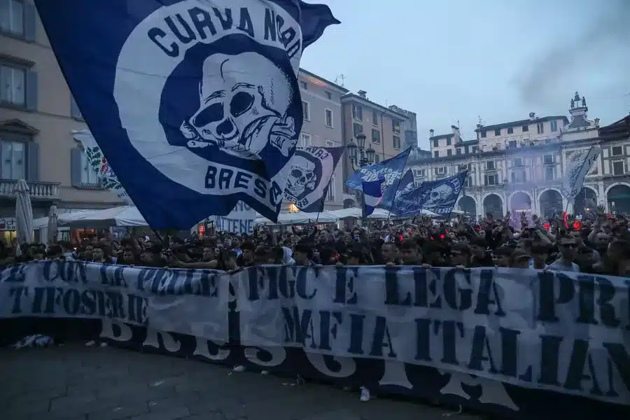Adeptos e torcedores do Brescia protestam contra sua falência (Foto Reprodução/ Nicoli/NurPhoto / Shutterstock Editorial / Profimedia)
