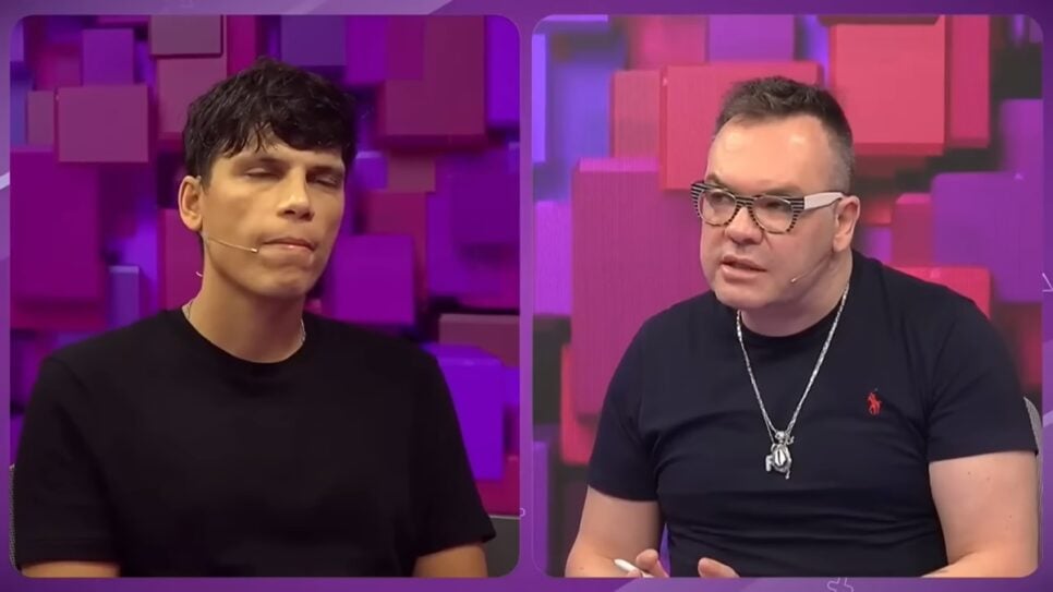 Roger expõe o pai para o apresentador (Foto: Reprodução/ YouTube)