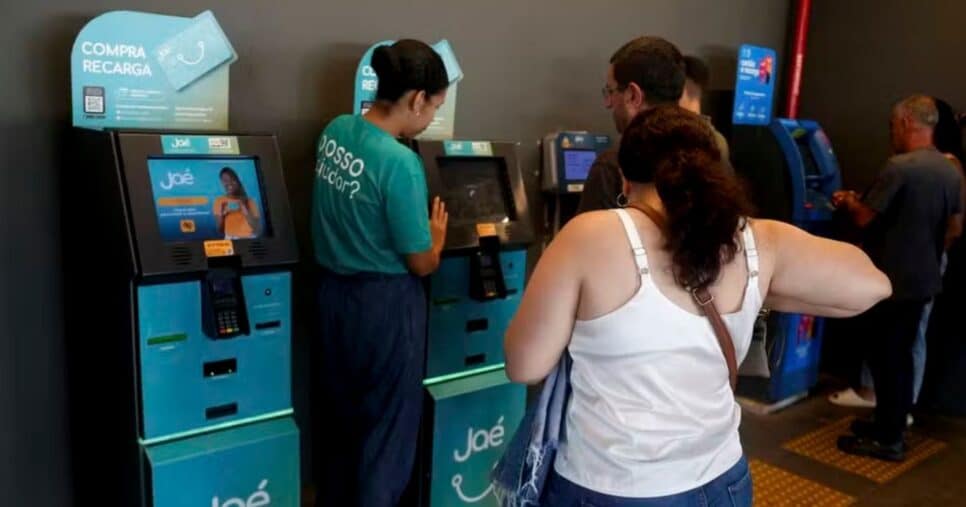 Cartões Jaé sendo solicitados pelo autoatendimento (Foto: Reprodução/Fabiano Rocha / Agência O Globo)