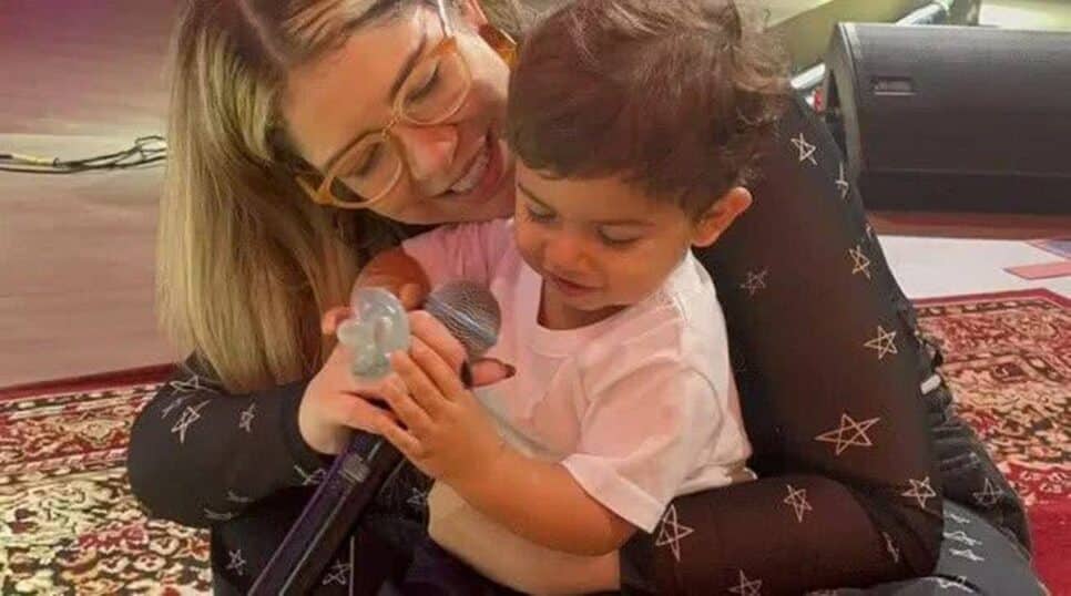 Marília Mendonça com seu filho (Foto: Reprodução/ Internet)