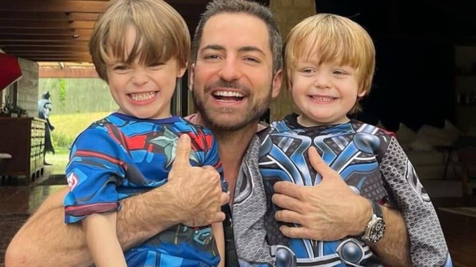 Thales Bretas com os filhos gêmeos (Foto: Reprodução/ Instagram)