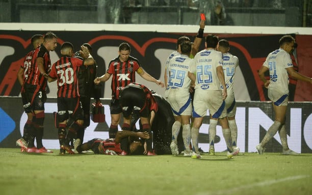 Eduardo fez uma falta dura em Jamerson que resultou em uma lesão no craque do Vitória (Foto: Reprodução/ Internet)