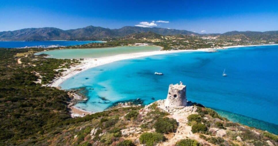 A ilha do mediterrâneo é um paraíso na Itália (Foto: Reprodução/ Internet)