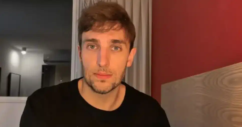 O famoso ex-contratado da Record falou sobre o apresentador da Globo (Foto: Reprodução/Montagem TV Foco)