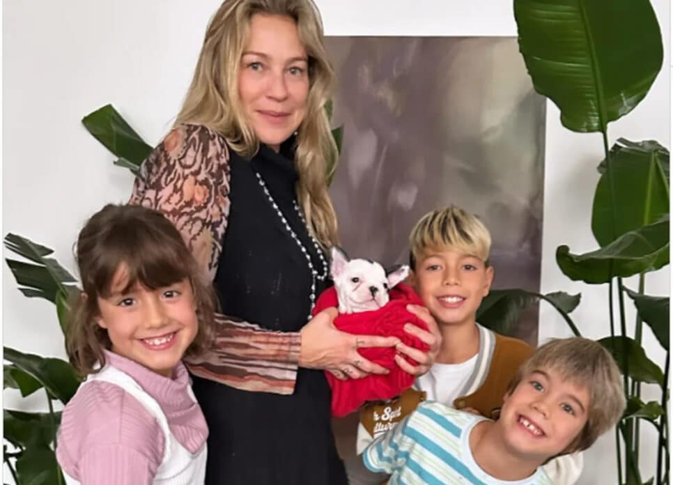 A famosa atriz ao lado de seus três filhos (Foto: Reprodução/Instagram)