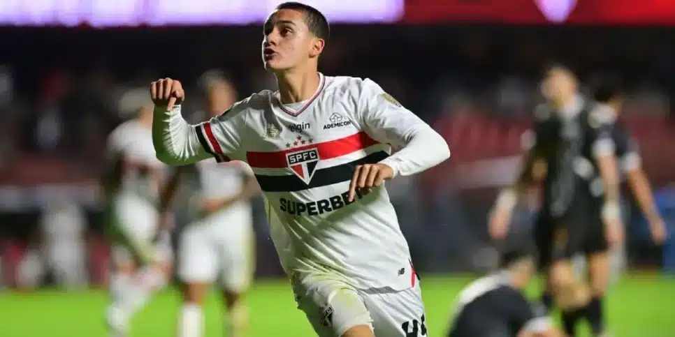Lucca marcando seu primeiro gol profissional (Reprodução: Eduardo Carmim)