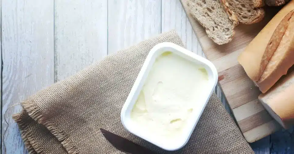 Margarinas e manteigas são essenciais para a culinária e dia a dia dos brasileiros (Foto Reprodução/Canva)