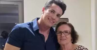 Luiz Garnica ao lado da mãe (Foto: Reprodução/ Internet)