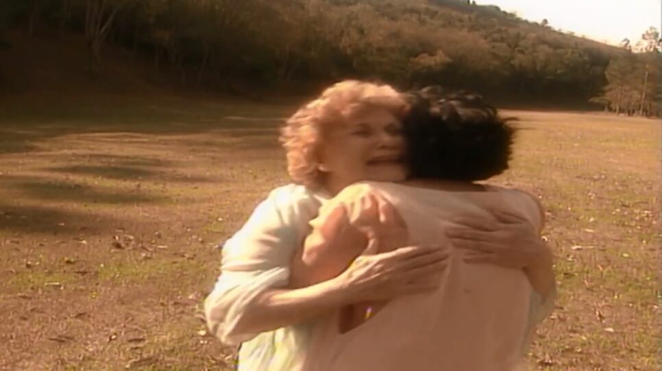 Dona Maroca (Yara Cortes) é a última protagonista a morrer na novela: Na imagem, foto do reencontro com Diná em colônia espiritual (Foto: Reprodução/ Globo)