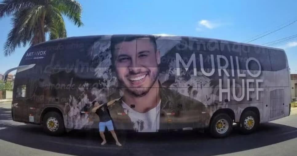 O famoso cantor sertanejo mostra seu ônibus personalizado (Foto: Reprodução)