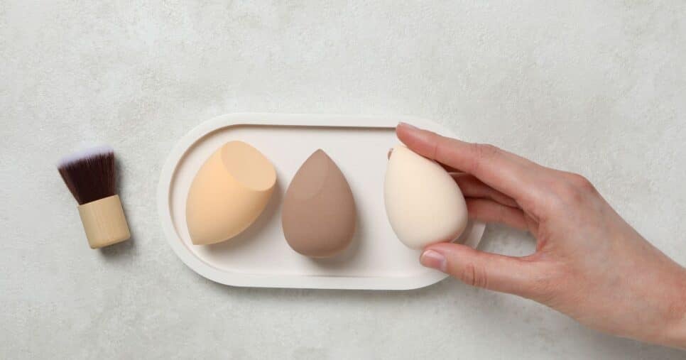 Pincéis e esponjas ideais para pó e contorno (Foto Reprodução/Canva)