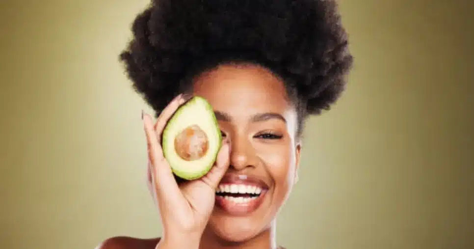 Veja como cuidar do seu cabelo com essas dicas usando abacate (Foto: iStock)
