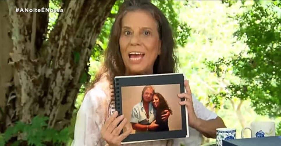 Atriz faz pedido ao rei em programa de TV (Foto: Reprodução/ Record)