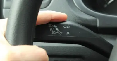 Lei de trânsito em vigor: Novo aviso das setas em carros chega com proibição a motoristas de MG