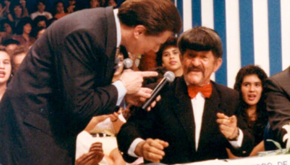 Silvio Santos no "Show de Calouros" com o jurado Pedro de Lara (Foto: Divulgação/ SBT)