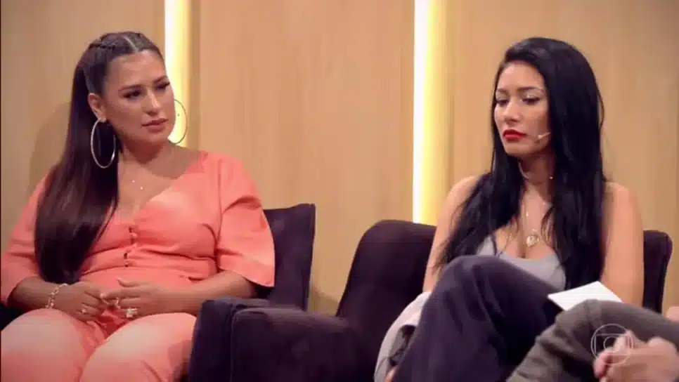Simone Mendes ao lado da irmã Simaria, no programa Em Família, expôs a vida difícil que levou na infância (Foto Reprodução/Globo)
