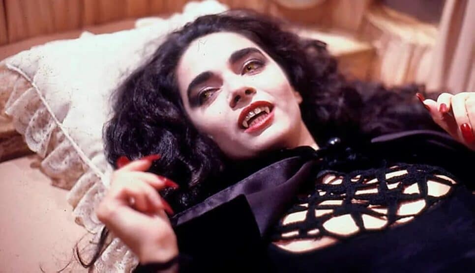 Natasha (Claudia Ohana), a vampira cantora que vendeu sua alma na novela das 19h (Foto: Reprodução/ Divulgação, Globo)